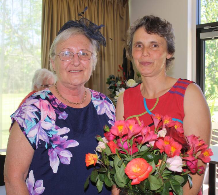 Mudgee Day VIEW Club committee member Lana Bates thanks Anthea Nicholls for her presentation. 