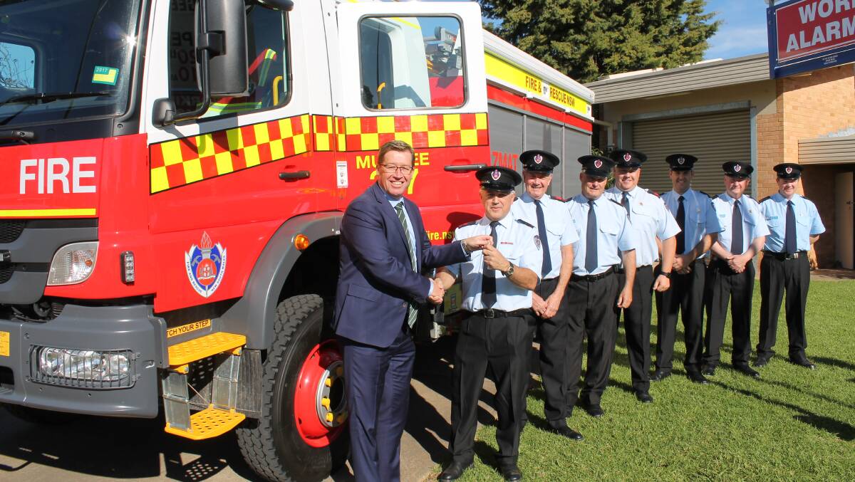OFFICIAL HANDOVER: Member for Dubbo – and minister for emergency services – Troy Grant officially hands over the keys to the vehicle to Mudgee deputy captain, Craig Muscat.