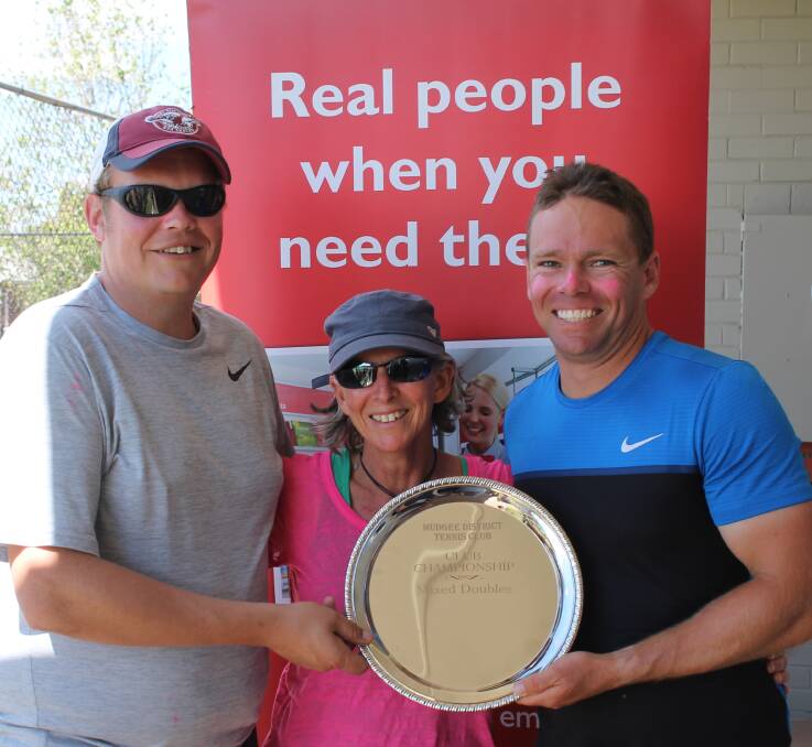 Ashley Diprose, of tournament sponsor Mudgee Flight Centre, presents Sheridan Simmons and Nathan Wilkins with the 2016 Mixed Club Championship trophy, Diprose and Annie Johnson took the B Plate.
