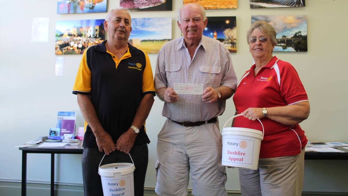 WHAT GOES AROUND: President of Wellington Rotary Club Ruston Smith, pictured with Bob Colley (Mudgee Rotary) and Margaret Barnes (Rotary Club of Mudgee Sunrise).