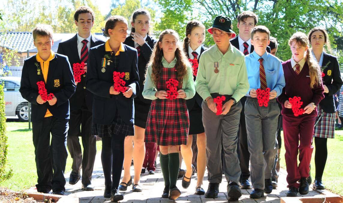 One hundred school children laid 100 poppies for 100 soldiers killed in the First World War at Mudgee's Anzac Day ceremony. 