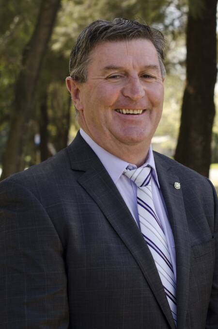Des Kennedy has been re-elected as mayor of Mid-Western Regional Council. 
