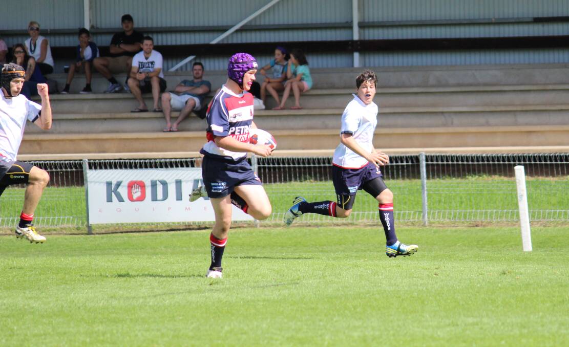 A Mudgee Wombats under 15s Red player makes a break during the match at Jubilee Oval on Saturday. PHOTO: DARREN SNYDER