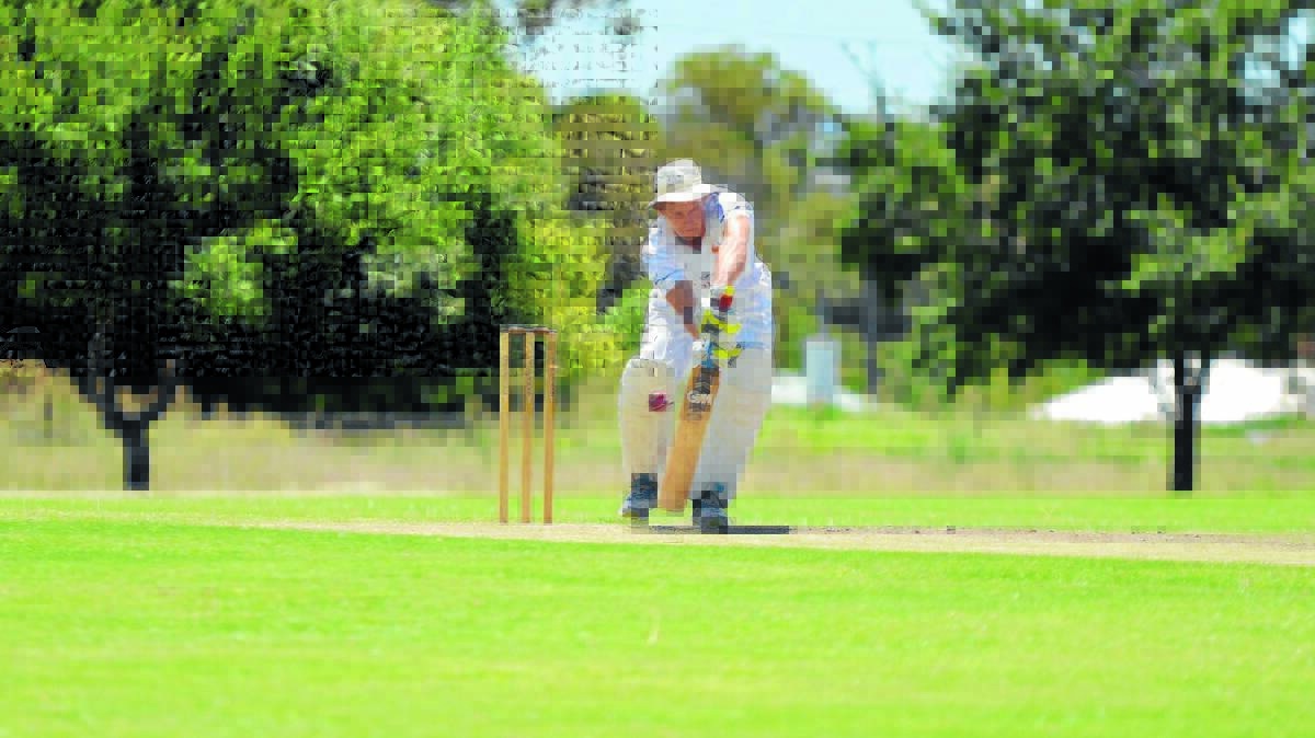 Woolpack Hotel’s Mitch Hearn (right) gets his eye in at Cahill Park on Saturday.  PHOTO: COL BOYD
