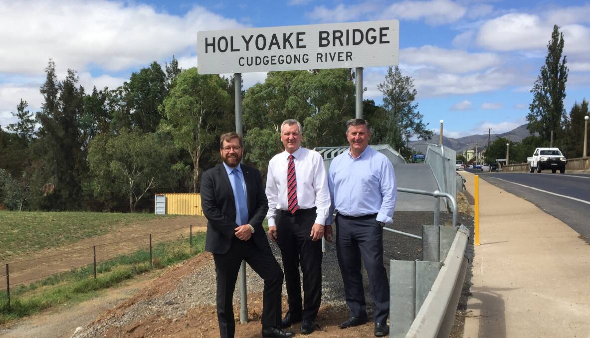Mid-Western Regional Council General Manager, Brad Cam with Mayor Des Kennedy and Member for Dubbo, Troy Grant at the entrance to the new Holyoake Footbridge.