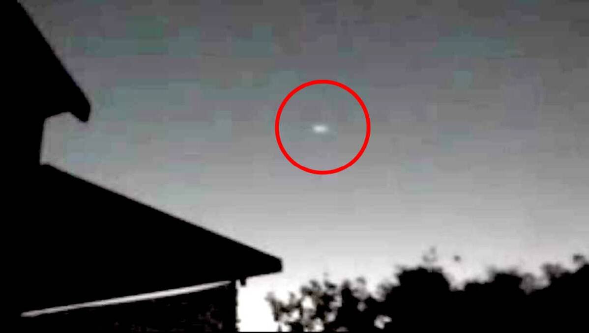 A screenshot of a YouTube video showing the UFO over Dunedoo. 