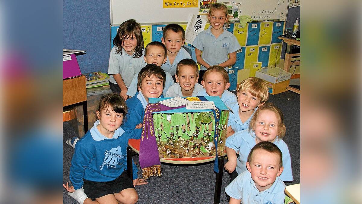 Hargraves Public School’s Kindergarten/Year 1 children won the Best Infants Craft award for their acorn family collage. Pictured (Back, from left) are Jessica Simpson, Jamie Simpson, Trinity Elvy, Brandy Simpson, (front, from left) Gemma Colley, Michael Hurney-Butcher, Lauchlan Miller, Kristie Condren, Tyler Harley, Kirsty Carrall, and Kelvin Thomlinson.	190313/HargravesPS/9535