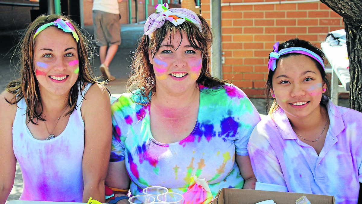 Catherine Scobell, Jess Ross and Chi Vu sold rainbow coloured jelly to the hungry masses. 210912\Rainbow Day 032 