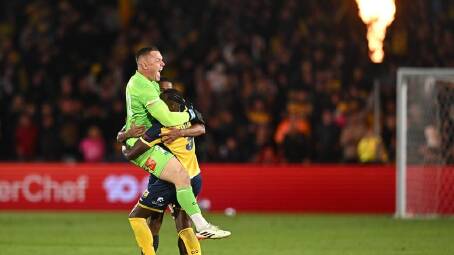 Mariners players Danny Vukovic and Daniel Hall celebrate their team making the ALM grand final. (James Gourley/AAP PHOTOS)