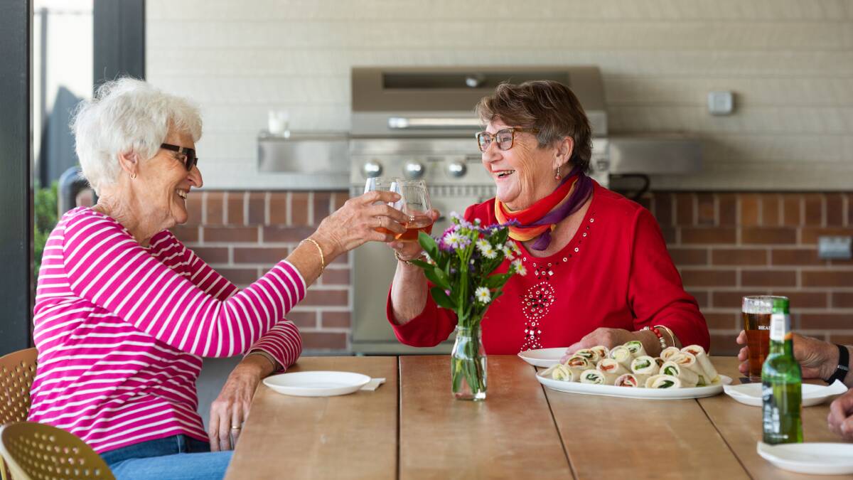 JOY: A pair of Oak Tree Mudgee residents enjoying a lunch. Picture: SUPPLIED