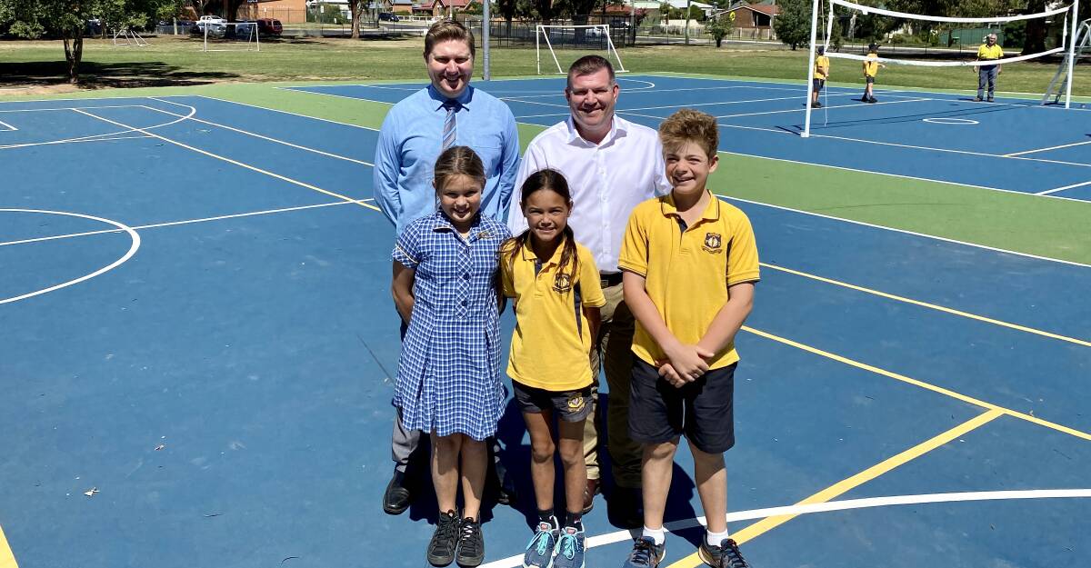 SUPPORT: Mudgee Public School principal John Carters, Mr Dugald Saunders and students Maggie Stott, Meilana Tavita and Lachie Williams.