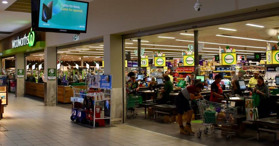 SHOPLIFTING: Shoppers being served at the checkout in Mudgee Woolworths store. Picture: Nicolas Zoumboulis