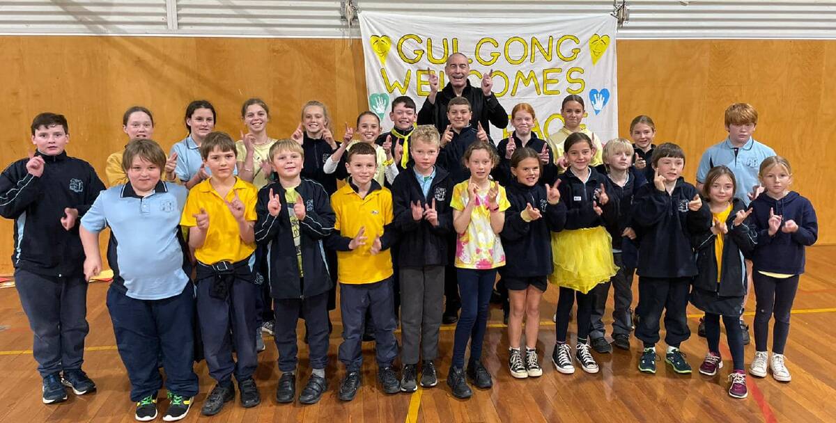 Former yellow Wiggle, Greg Page (back) with Gulgong Public School students ahead of his performance on August 13. Picture: Supplied