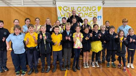 Former yellow Wiggle, Greg Page (back) with Gulgong Public School students ahead of his performance on August 13. Picture: Supplied