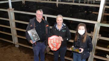 Best pen of 14 heifers of Hazeldean blood, August 2020 drop and PTIC to Talooby bulls were bred by Lionel and Rosemarie Delaney, Gannawarra, Rylston, who receive the Virbac Cydectin Platinum prize from Emma Dodd of Virbac, Orange.