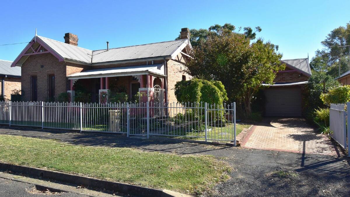 89 Moulder Street is a delightful double brick with cottage charm located in walking distance to all inner city facilities.