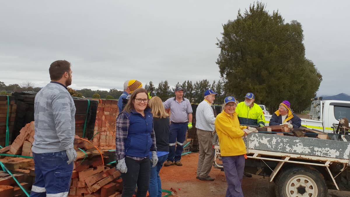 Volunteers from the Mudgee Lions Club and Glencores Ulan Underground operation, prepare firewood for delivery for local residents.