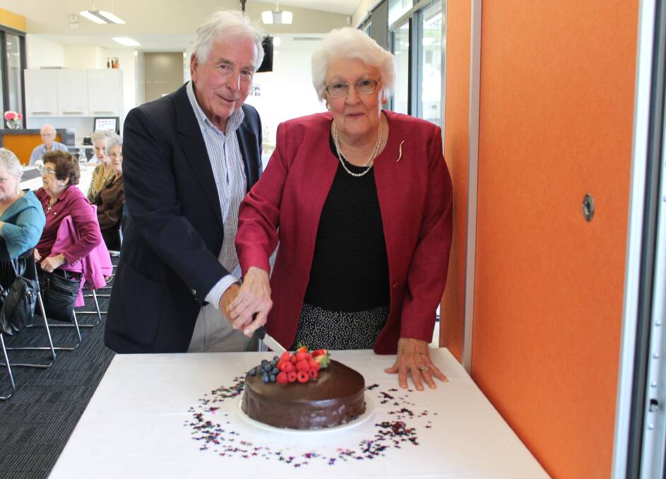 Mudgee U3A's first president Ian Chapman and early vice-president Louise Wilson cut the 20 year celebration cake.