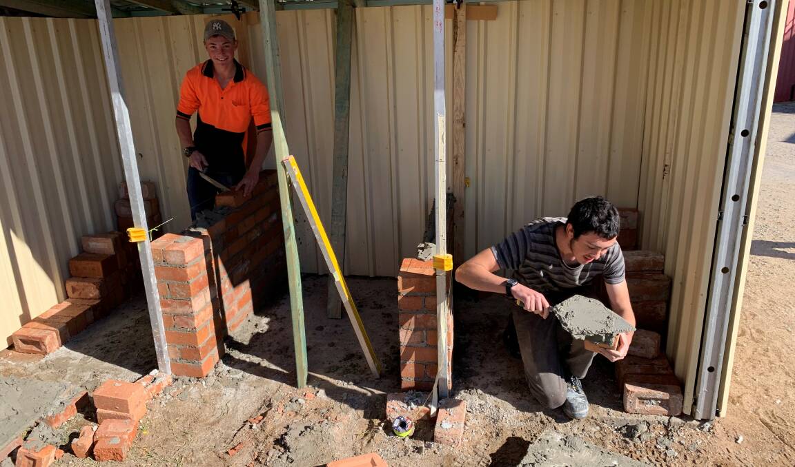 Mudgee TAFE construction students building kennels which will be benefit animal studies students.