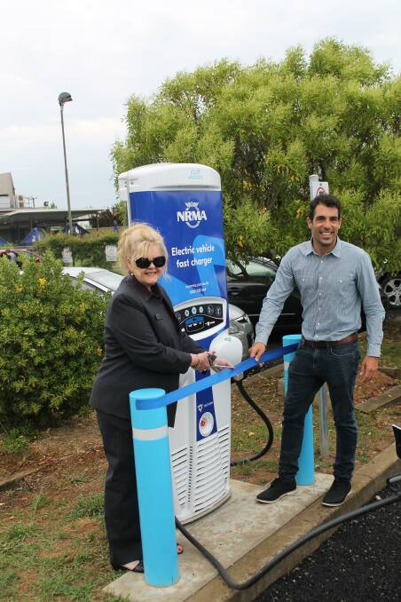 Club Mudgee CEO Maureen Hutchison and NRMA General Manager Ops and Motoring Dan Maranhao, cut the ribbon.