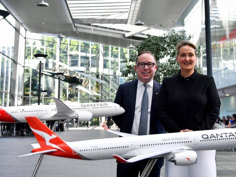 Outgoing chief Alan Joyce and incoming CEO Vanessa Hudson at the Qantas Campus in Sydney. (Bianca De Marchi/AAP PHOTOS)
