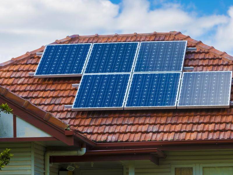 The Andrews government is on track for helping 770,000 Victorian homes install solar technology. (Glenn Hunt/AAP PHOTOS)