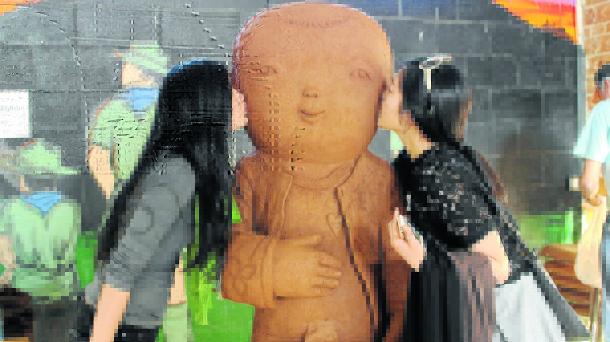 Ruth Ju-Shih Li, assistant to ceramic master Lee Kang Hyo, and Lee Ye Kim, master Lee’s daughter, get up close and personal with a sculpture built in Gulgong by Korean ceramicist Naidee Changmoh during the last clay conference in 2013.