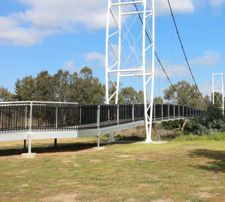The suspension bridge that connects the Cudgegong River walking track and the Glen Willow Sporting Complex.
