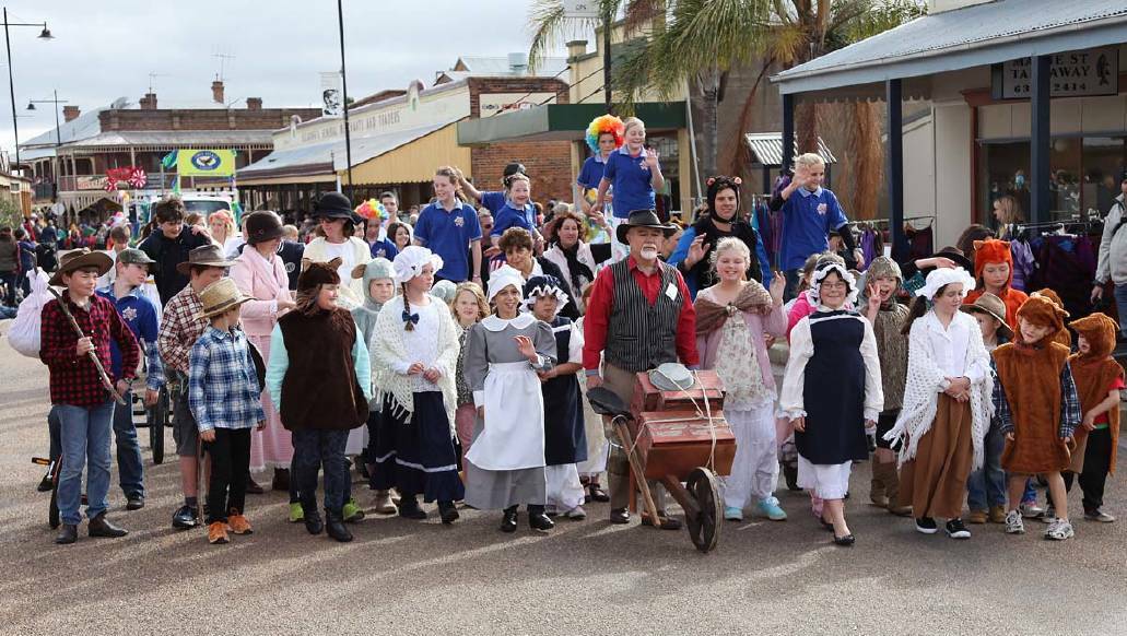 Heading to the gold fields is Alan Walker with the help of Gulgong Public School students at a previous Henry Lawson Festival.