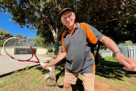 Bill Newton takes a few practice swings at his home in Gulgong. Photo: Benjamin Palmer