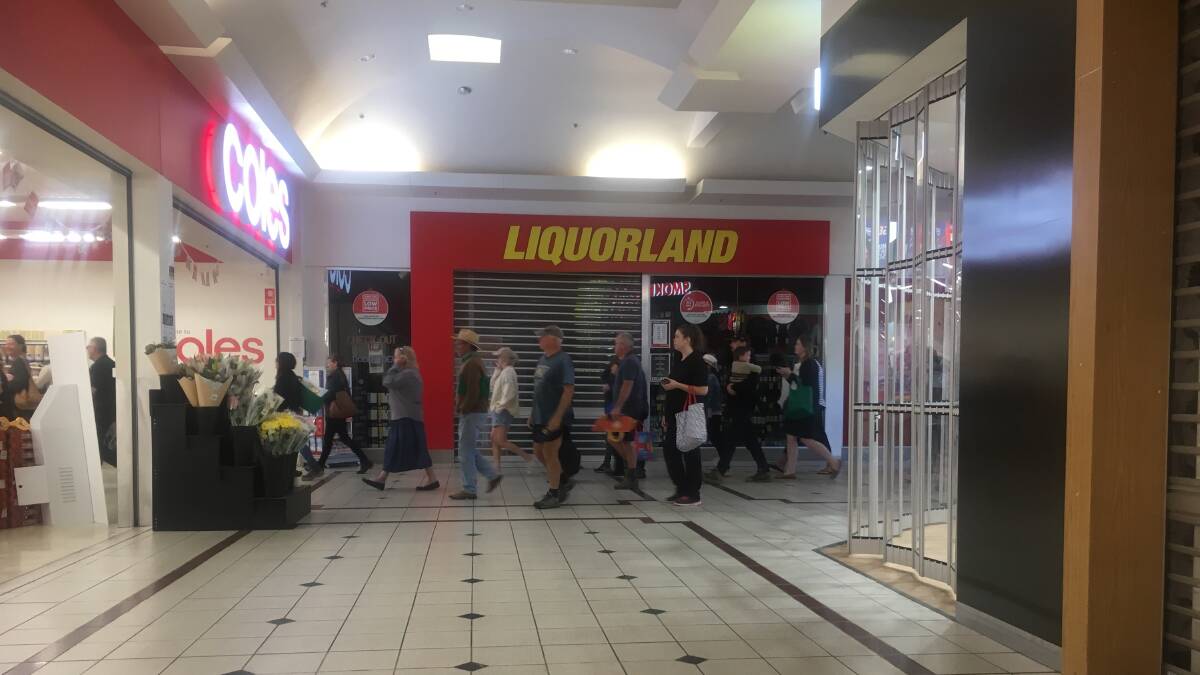 Customers lined up outside Coles in Mudgee on Wednesday. Photo: Ross Mitchell