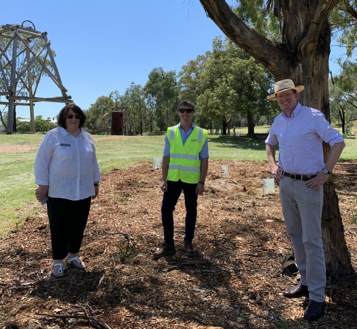 Joy Harrison, Coordinator of Gulgong Gold Experience, Peter Raines (Mid-Western Regional Council) and Andrew Gee MP.