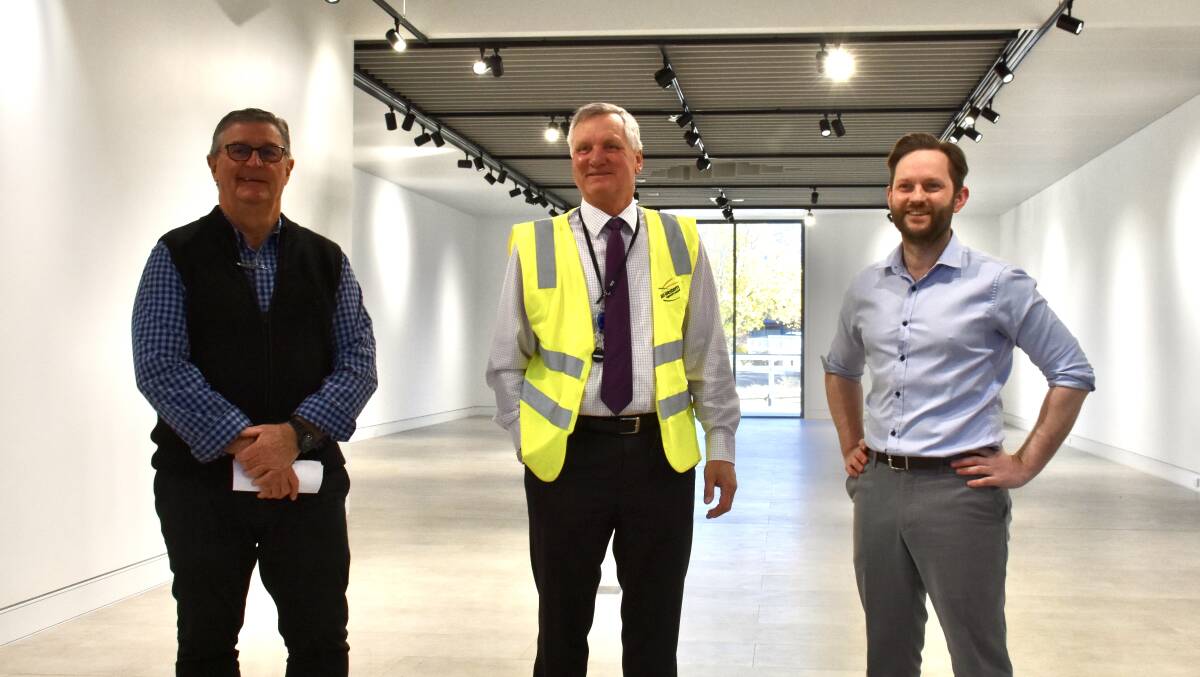 ON TRACK: Mayor Des Kennedy,
Council General Manager Brad Cam and
Deputy Mayor Sam Paine inside the
Mudgee Arts Precinct building.
Photo: Nic Zoumboulis